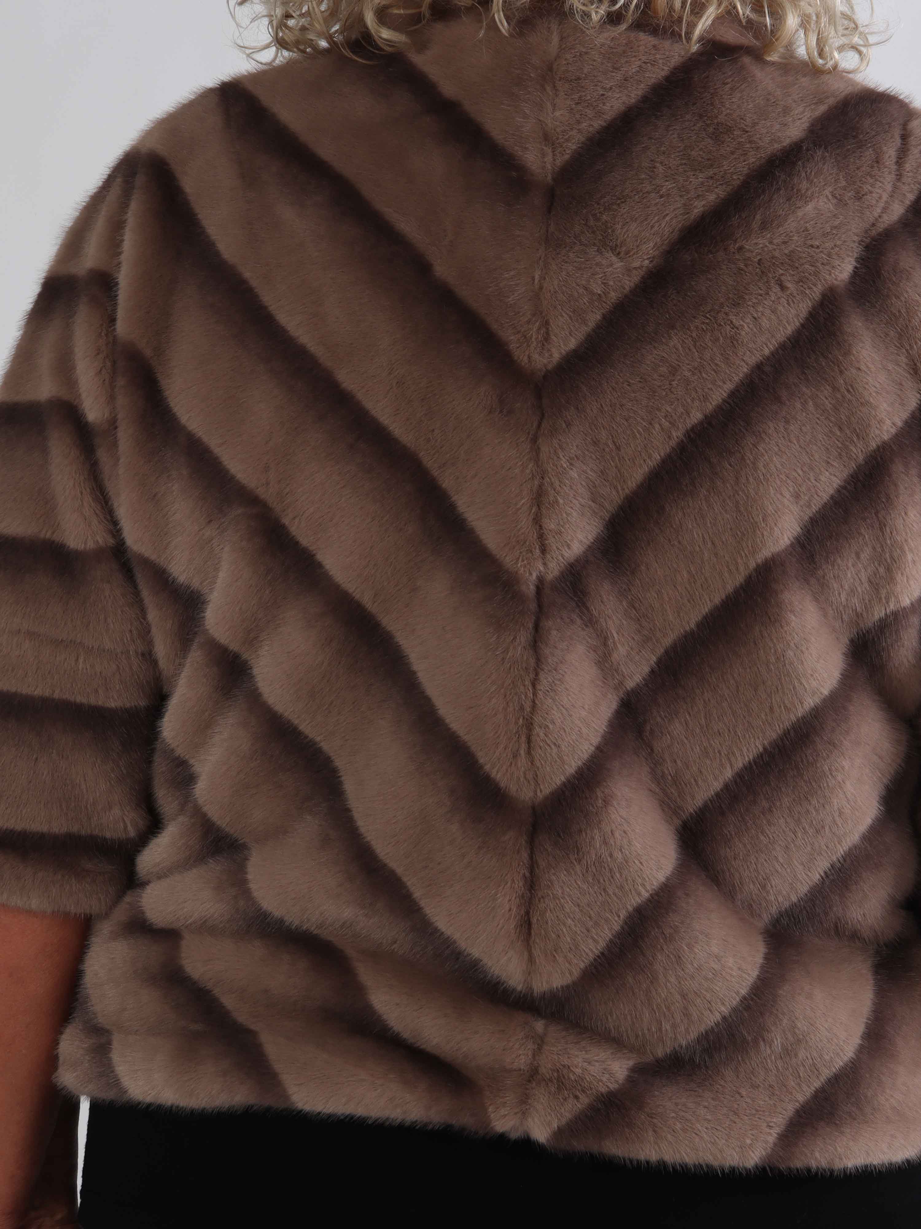 Torrey - Elegant plus size faux fur jakke i lys beige med 3/4 ærmer